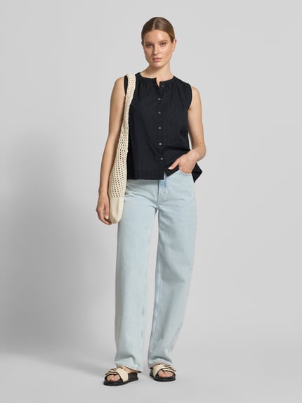 Frauenmodel trägt Relaxed Fit Bluse aus reiner Baumwolle von Marc O'Polo, Optik: Unifarben, Passform: Relaxed-Fit, Rundhals, Verschluss: Knopfleiste, Ärmelform: Ohne Ärmel, Materialverarbeitung: feine Lochstickerei, Reine Baumwolle, schwarze Farbe, glatte Textur, Ganzkörperansicht von vorne.