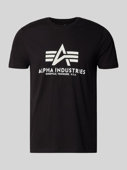 Produktfoto, T-Shirt mit Label-Print von Alpha Industries in Schwarz-Weiß, Reine Baumwolle, Gerader Schnitt, Rundhalsausschnitt, Rückenlänge 70 cm bei Größe L