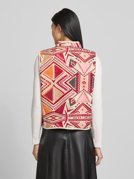 Vrouwenmodel draagt Weste met Stehkragen Modell 'Cairo' van LOLLYS LAUNDRY met bontgekleurde geometrische patronen, materiaal-mix, rechte snit, rugaanzicht.