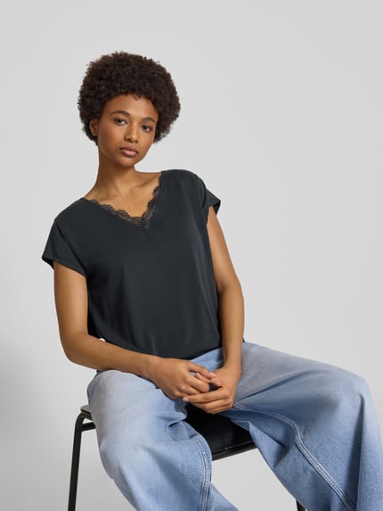 PIECES Regular Fit T-Shirt mit V-Ausschnitt Modell 'KAMALA' Black 3