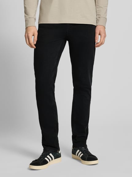Mężczyzna nosi Slim Fit Jeans aus Baumwoll-Mix Modell 'LOOM' od Only & Sons, czarny denim, 5 kieszeni, label patch, krój slim fit, pełny widok z przodu.
