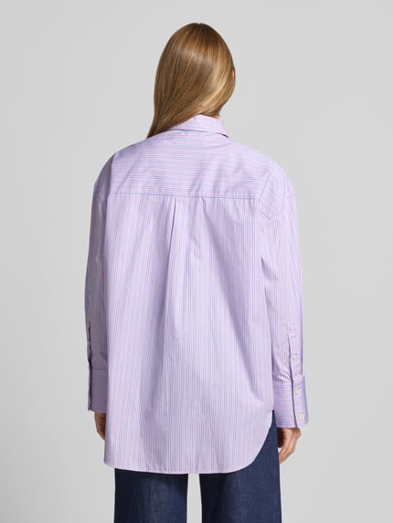 Frauenmodel trägt Oversized Hemdbluse aus reiner Baumwolle Modell 'HOTEL AMOUR' von Selected Femme, Optik:Allover-Muster, Ganzkörperansicht Rückansicht.