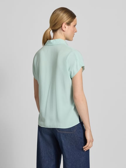 Vrouwenmodel draagt Relaxed Fit Bluse aus Viskose van Christian Berg Woman in lichtblauw, korte mouwen, zachte textuur, ganzlichaamsaanzicht rugaanzicht.