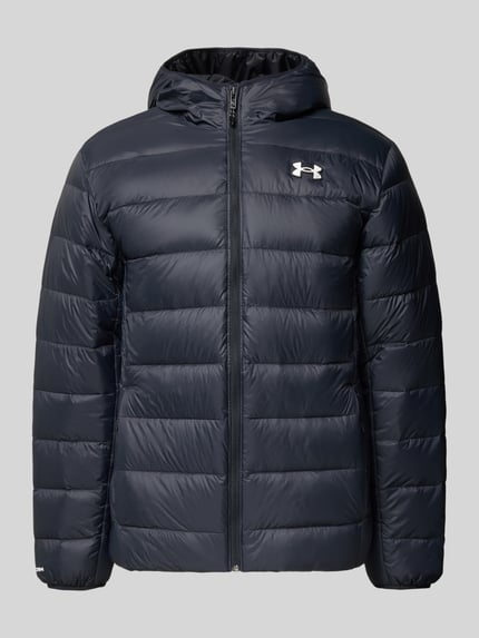 Produktfoto, Daunenjacke mit Kapuze und Logo Modell 'LEGEND' von Under Armour, Regular-Fit, Daunen-Federn-Füllung, Reißverschluss, dunkelblau. Rückenlänge 72 cm, Schulterbreite 48 cm, Brustweite 55 cm, Ärmellänge 66 cm.