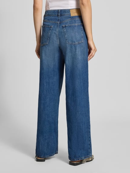 Frauenmodel trägt Wide Fit Jeans im 5-Pocket-Design Modell 'TOKYO' von JJXX in Blau, reine Baumwolle, Detailaufnahme Rückansicht, Damen Jeans.