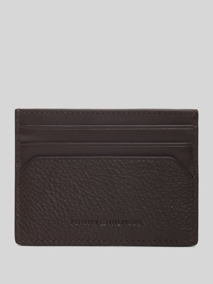 Produktfoto, Kartenetui aus echtem Leder von Tommy Hilfiger in dunklem Braun mit strukturierter Lederoberfläche, Kartenfächer und Logo-Applikation