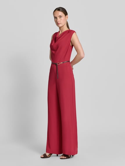 Frauenmodel trägt Jumpsuit mit Wasserfall-Ausschnitt und Gürtel von Jake*s Collection in Rot, Material-Mix mit Stretch-Anteil, Regular-Fit, Ganzkörperansicht von vorne. Rückenlänge bei Größe 36: 152 cm, Brustweite: 44 cm, Gesamtlänge: 148 cm, Innenbeinlänge: 81 cm.