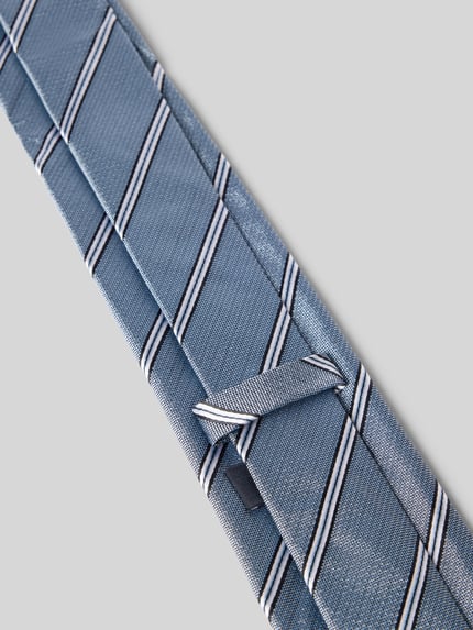 Productfoto, Seidenkrawatte aus reiner Seide (7,5 cm) van Willen in blauw met structuurpatroon, labeldetail binnenzijde, brede pasvorm, Breedte maat 1: 7 cm