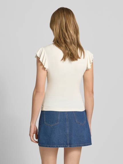 Frauenmodel trägt Slim Fit Top aus Viskose-Mix Modell 'BELLA' von Only, Optik: Unifarben, Materialverarbeitung: Jersey, Ganzkörperansicht Rückansicht.
