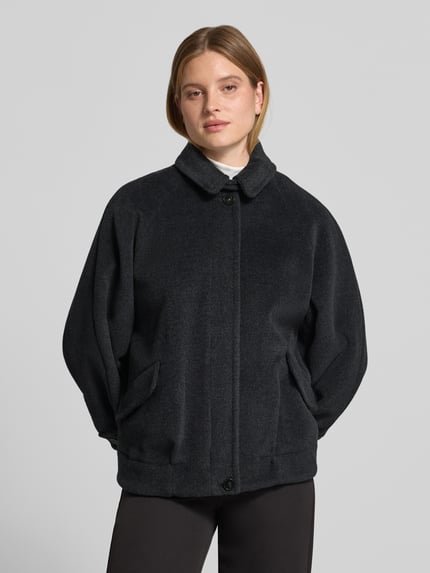 Frauenmodel trägt Straight Fit Jacke mit Pattentaschen Modell 'CORONA' von Marella, Schurwolle, dunkelgrau, Ganzkörperansicht von vorne.
