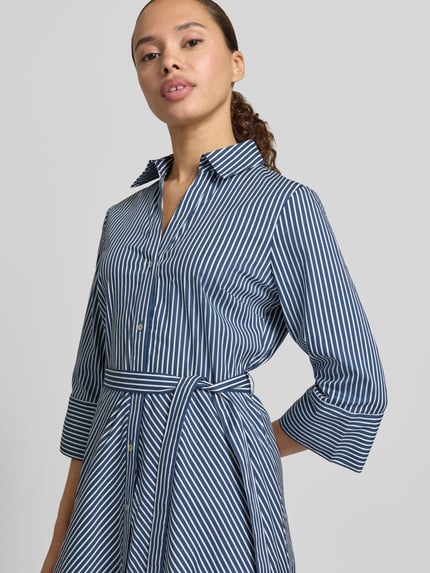 Frauenmodel trägt Hemdblusenkleid mit Bindegürtel und Knopfleiste von Zero, blau-weiß gestreift, Baumwoll-Mix mit Stretch, Nahaufnahme Oberkörper.
