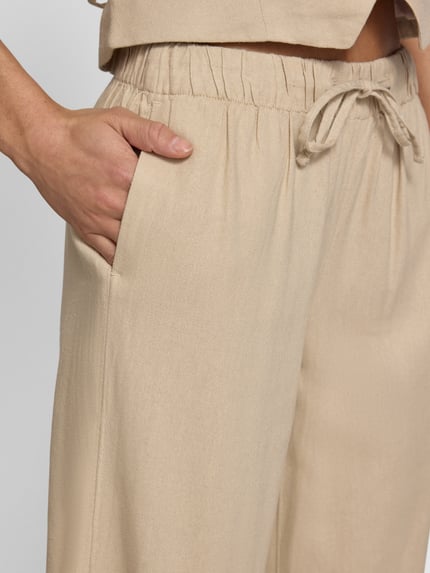 Frauenmodel trägt Wide Leg Leinenhose mit elastischem Bund Modell 'GOA' von Only, Optik: Unifarben, Viskose-Leinen-Mix, Nahaufnahme Oberkörper.