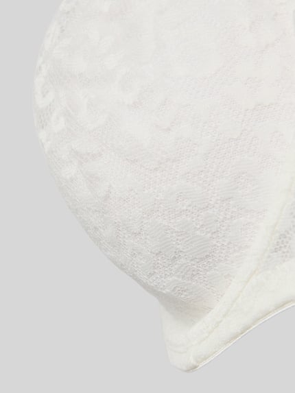 Frauenmodel trägt Minimizer-BH aus Spitze von LASCANA in Weiß, elastischer Material-Mix, feine Spitze, Nahaufnahme Oberkörper.
