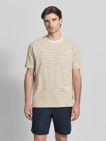 Männermodel trägt Relaxed Fit T-Shirt aus reiner Baumwolle von Marc O'Polo, Mehrfarbig, Optik: Gestreift, Frottee, Ganzkörperansicht von vorne.