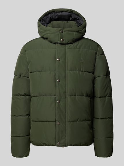 Produktfoto, Steppjacke mit Kapuze und Reißverschluss von Superdry in Olivgrün, Regular Fit, strukturierte Oberfläche, verdeckter Reißverschluss, Knopfleiste, Stehkragen, Herrenmodell, Maße laut Größe M