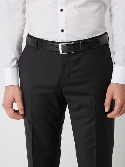 Männermodel trägt Gürtel mit Dornschließe von Lloyd Men's Belts aus schwarzem Leder, klassische Passform, Nahaufnahme Oberkörper.
