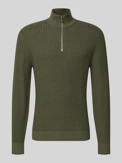 Produktfoto, Strickpullover mit gerippten Abschlüssen van Christian Berg Men in olijfgroen, regular fit, katoen, ribboorden, opstaande kraag, korte rits.