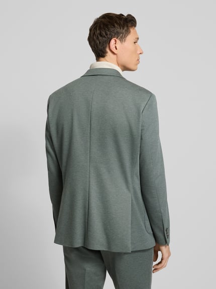Männermodel draagt Regular Fit 2-Knopf-Sakko mit Reverskragen van Christian Berg Men, grijs, gladde stof, Ganzkörperansicht Rückansicht. Materialmix met viscose, borstzak, steekzakken, ruglengte 74 cm, schouderbreedte 42 cm, mouwlengte 63 cm.