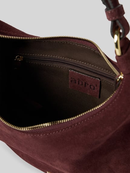 Produktfoto, Hobo Bag aus echtem Leder Modell 'NANA' von Abro in Bordeaux mit Goldreißverschluss, Label-Detail, Innenfach mit Reißverschluss, genarbte Textur, Damen Hobo Bag Hauptfach sichtbar