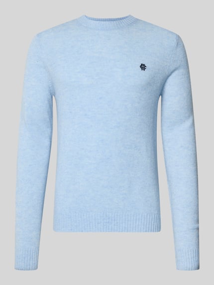 Produktfoto, Slim Fit Strickpullover aus reiner Wolle mit Label-Stitching von MCNEAL in Hellblau, gerippte Abschlüsse, fein strukturierte Oberfläche