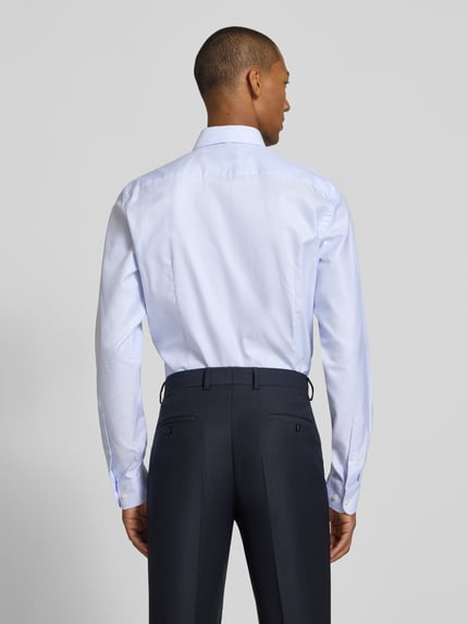 Männermodel trägt Slim Fit Businesshemd mit extra langem Arm von Jake*s in Hellblau mit glatter Textur, Ganzkörperansicht Rückansicht.