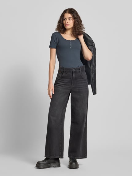 Vrouwenmodel draagt Slim Fit T-Shirt uit katoenmix model 'KITTE' van Pieces, effen, ribstructuur, korte mouw, U-boothals, henley, frontale volledige lichaamsopname