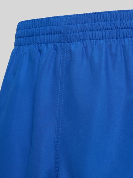 Produktfoto, Badeshorts mit Logo-Stitching und Eingrifftaschen von Nike in leuchtendem Blau mit Elastikbund, Relaxed-Fit für Herren