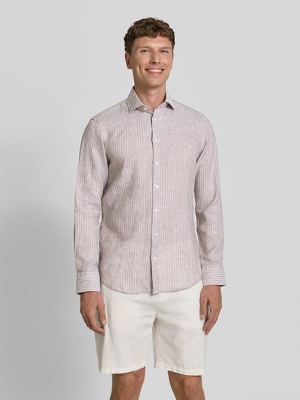 Männermodel trägt Regular Fit Leinenhemd mit Kentkragen von Christian Berg Men, feine Streifen, Knopfleiste, Ganzkörperansicht von vorne.