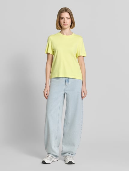 Frauenmodel trägt Regular Fit T-Shirt aus reiner Baumwolle von s.Oliver RED LABEL, Optik: Unifarben, Länge: Cropped, Rundhals, Jersey, Ärmelform: Kurzarm, Ganzkörperansicht von vorne.
