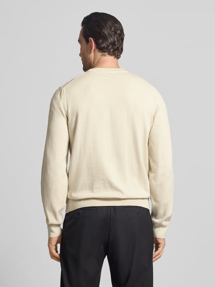 Männermodel trägt Regular Fit Strickpullover aus reiner Baumwolle Modell 'UPCAS' von BOSS, Optik: Unifarben, Ganzkörperansicht Rückansicht.