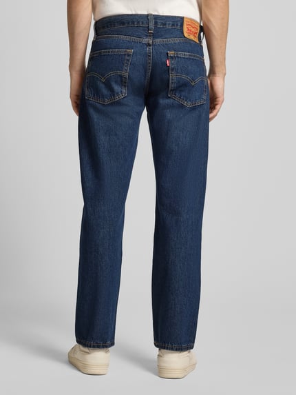 Männermodel trägt Jeans mit 5-Pocket-Design von Levi's®, Reine Baumwolle, Relaxed-Fit, Dunkelblau, Ganzkörperansicht Rückansicht.