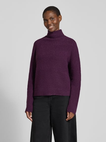 Frauenmodel trägt Turtleneck aus Wolle Kaschmir mit Rollkragen von BOSS BLACK WOMEN, lila, unifarben, Strukturmuster, Strick, Ganzkörperansicht von vorne.