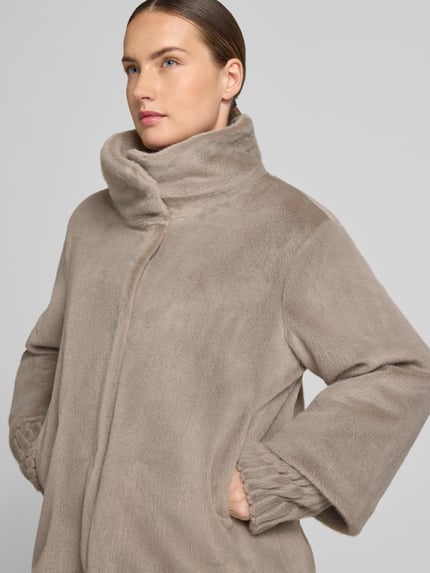 Frauenmodel trägt Jacke mit Stehkragen und gerippten Ärmelabschlüssen von White Label aus hellbraunem Stoff, Nahaufnahme Oberkörper. Damen Jacke, gerader Schnitt, verdeckter Verschluss. Schulterbreite 43 cm, Brustweite 58 cm, Rückenlänge 61 cm, Ärmellänge 61 cm.