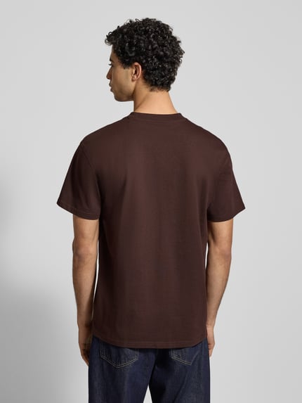 Männermodel trägt T-Shirt mit Label-Stitching von Carhartt Work In Progress, Herren T-Shirt aus reiner Baumwolle, Regular-Fit, Rückenlänge 74 cm, Ganzkörperansicht Rückansicht.
