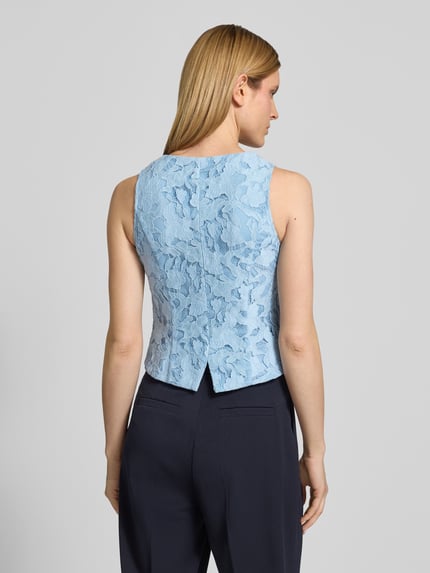 Modelka nosi Regular Fit Weste mit Allover-Spitzenbesatz von V by Vera Mont, jasnoniebieska mieszanka bawełny z obszyciem z koronki na całej powierzchni, listwa guzikowa, dekolt w serek, kieszenie z wypustkami, długość tyłu w rozmiarze 36: 50 cm, Ganzkörperansicht Rückansicht.