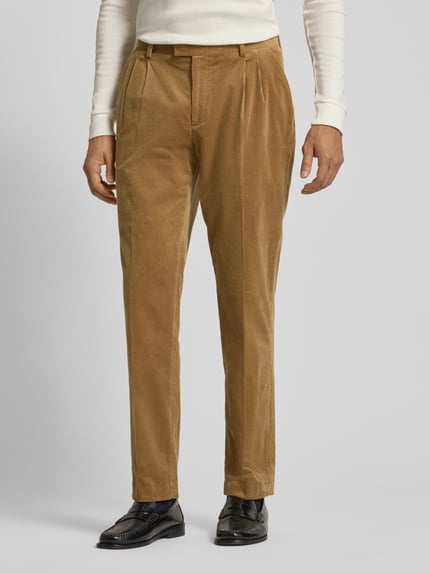 Männermodel trägt Cordhose mit Gesäßtaschen von MCNEAL in Beige, Regular Fit, Bundfalten, Baumwoll-Elasthan-Mix, Nahaufnahme Oberkörper.