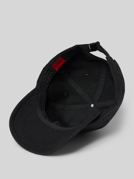 Produktfoto, schwarze Cap aus reiner Baumwolle 'JAKE-RS' von HUGO für Herren auf neutralgrauem Hintergrund, rau strukturierte Oberfläche