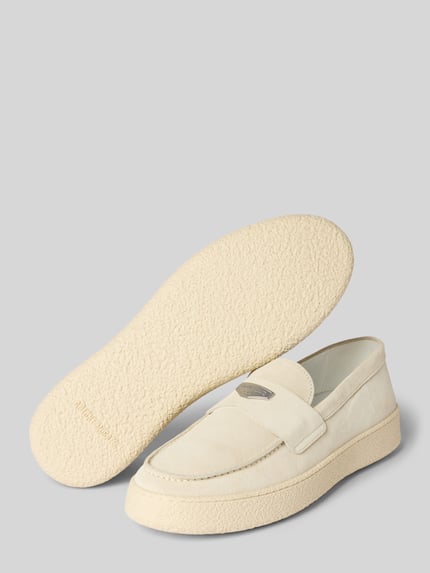 Produktfoto, Loafer met label-detail model 'REINER' van Antony Morato in beige leer, afgeronde neus, gestructureerde zool, maat 44 context.