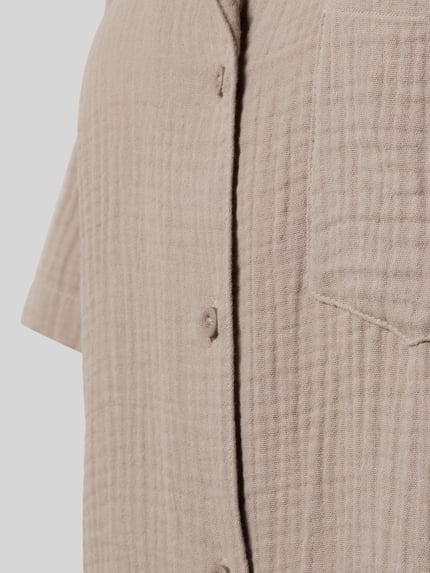 Frauenmodel trägt Relaxed Fit Pyjama-Oberteil mit Brusttasche von Jake*s Casual aus reiner Baumwolle mit Strukturmuster, Nahaufnahme Oberkörper.