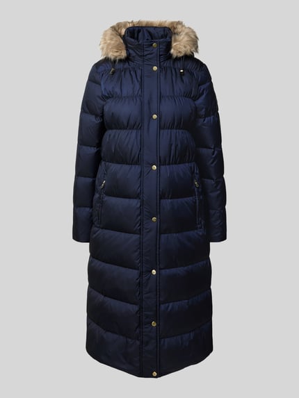 Produktfoto, Steppmantel met kap en ritszakken van Lauren Ralph Lauren in donkerblauw met goudkleurige details, gewatteerde textuur, rechte vorm, context: regular fit, kap met imitatiebont, rits, knoopsluiting, ruglengte 104 cm, schouderbreedte 38 cm, borstwijdte 47 cm, mouwlengte 60 cm.