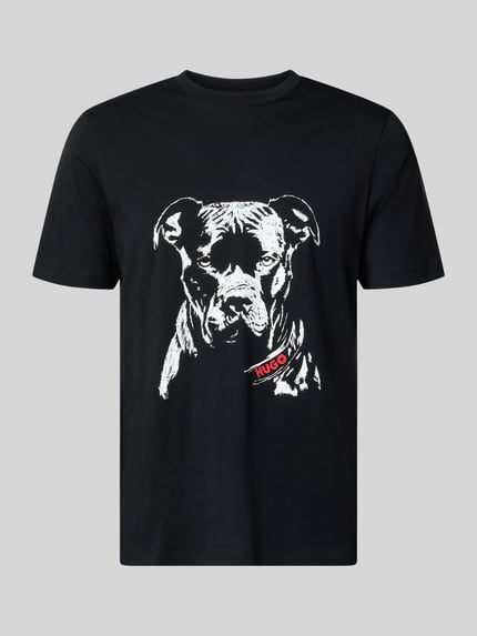 Produktfoto, Regular Fit T-Shirt aus reiner Baumwolle Modell 'DUBROX' von HUGO w kolorze czarnym z białym motywem psa i czerwonym logo, jersey, krótki rękaw, nadruk z przodu.