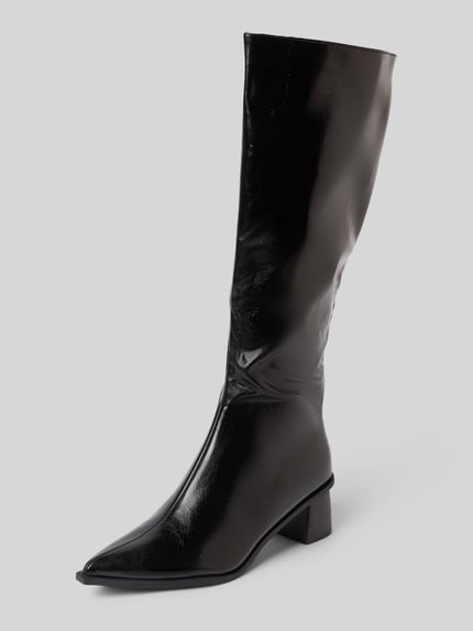 Produktfoto, Spitz zulaufende Stiefel mit Blockabsatz von BIANCO in Schwarz, glatte Textur, sichtbarer Reißverschluss, Teilungsnaht, 6 cm Blockabsatz, Schafthöhe 40 cm, Schaftweite 20 cm.
