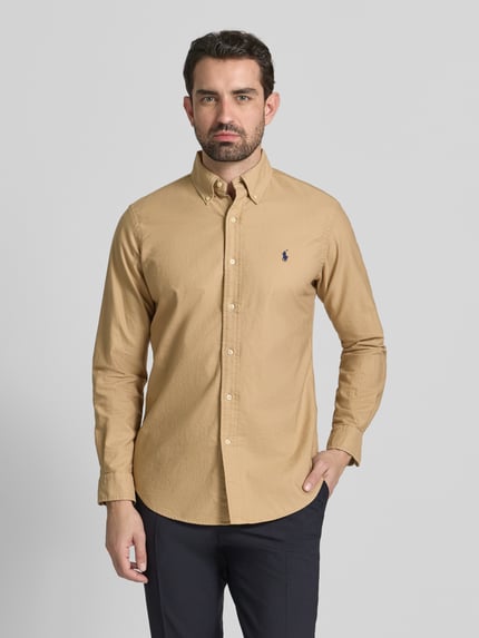 Männermodel trägt Freizeithemd mit Knopfleiste von Polo Ralph Lauren in Beige, aus reiner Baumwolle, Regular Fit, Ganzkörperansicht von vorne.