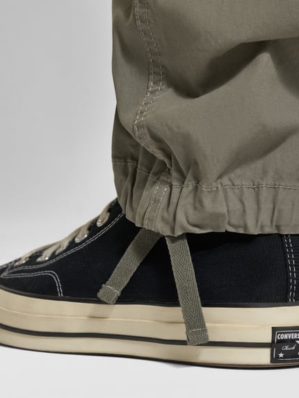 Männermodel trägt Regular Fit Cargohose aus reiner Baumwolle von G-Star RAW in Olivgrün, Detailaufnahme Beinabschluss
