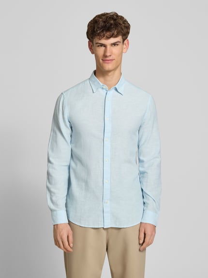 Männermodel trägt Slim Fit Freizeithemd aus Baumwoll-Leinen-Mix Modell 'CAIDENLS SOLID' von Only & Sons, Optik: Unifarben, Ganzkörperansicht von vorne.