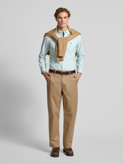 Männermodel trägt Freizeithemd mit Knopfleiste von Polo Ralph Lauren in Reine Baumwolle, Regular-Fit, Button-Down-Kragen, Label-Stitching, Ganzkörperansicht von vorne.