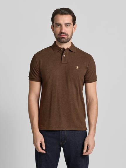 Męski model nosi Poloshirt mit Label-Stitching od Polo Ralph Lauren z bawełny, krój regular fit, kołnierzyk polo, brąz, przód, całe ciało.
