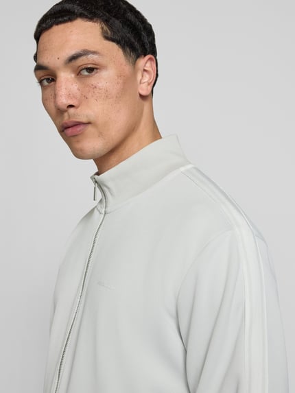 Männermodel trägt Jacke mit Stehkragen und Eingrifftaschen Modell 'Viro' von Pegador aus Material-Mix in Regular-Fit, Nahaufnahme Oberkörper.