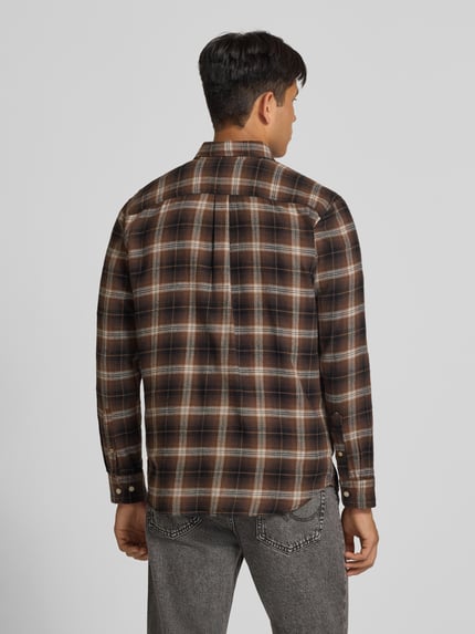 Männermodel trägt Regular Fit Freizeithemd mit Kentkragen Modell 'FIELD' von JACK & JONES, braunes Karomuster, reine Baumwolle, Ganzkörperansicht Rückansicht. Rückenlänge 75 cm, Schulterbreite 48 cm, Ärmellänge 65 cm.