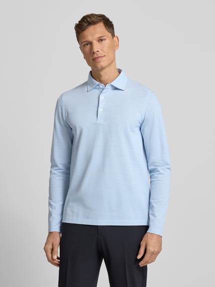 Männermodel trägt Regular Fit Poloshirt mit Knopfleiste von Maerz Muenchen, reine Baumwolle, hellblau, Longsleeve, Ganzkörperansicht von vorne.